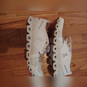 Used On cloud 7.5 women's shoes